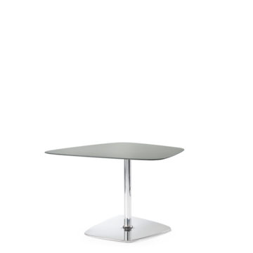een tafel met een asymmetrisch blad en een ronde verchroomde kolompoot op een transparante achtergrond