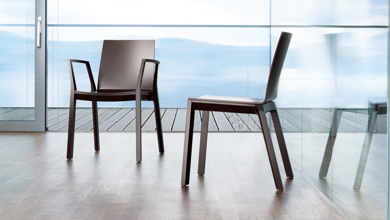 Donker gebeitste houten stoelen met moderne vormgeving, met armleuning en zonder armleuning