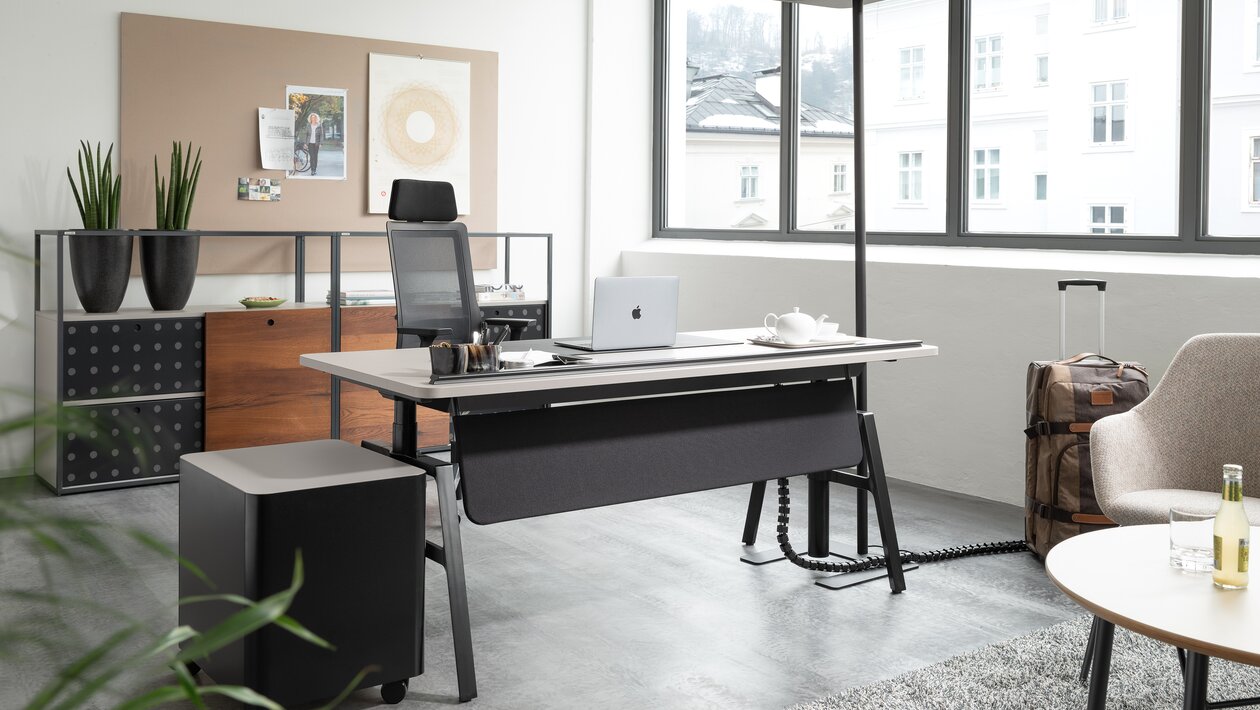 Table de bureau grise avec piètement A réglable en hauteur électrique