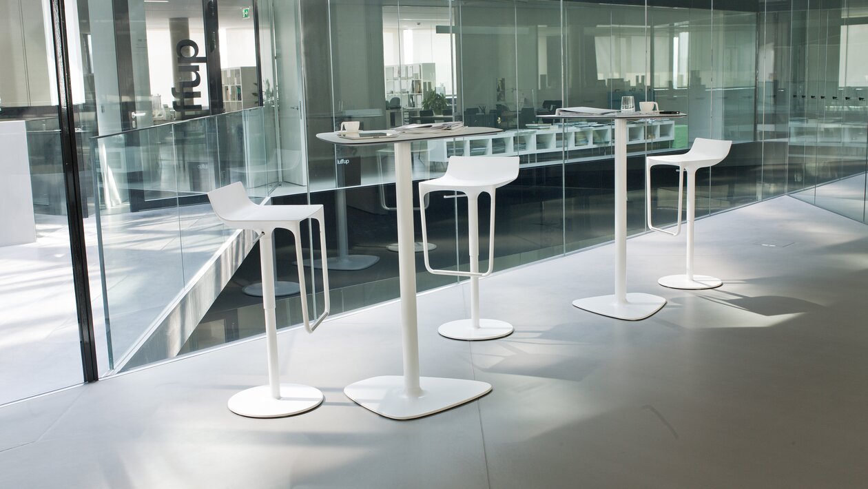 White baarstools with wihite tables.