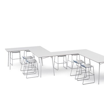 een zigzagvormige hoge tafel met barkrukken
