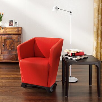 kleine fauteuil met rode stoffering en houten poten