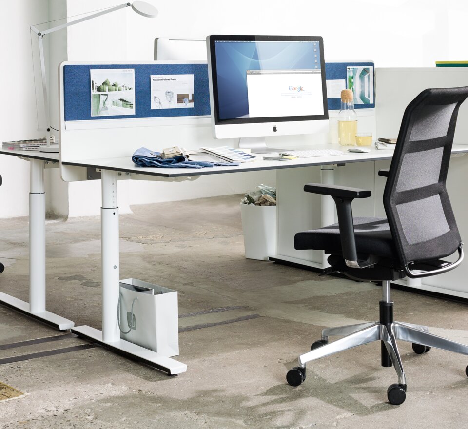 modern kantoor met bureaustoelen en tafels