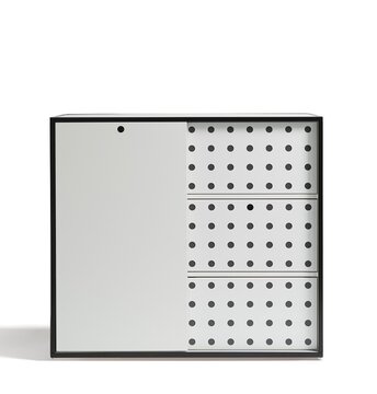 witte kast met antraciet metalen frame voorzien van 1 grote witte schuifdeur en 3 kleine schuifdeuren van geperforeerde staalplaat met witte poedercoating