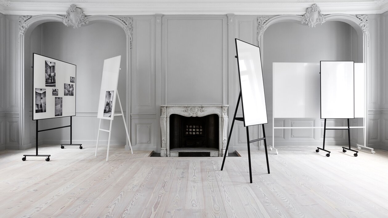 Five different flipcharts in a light room.