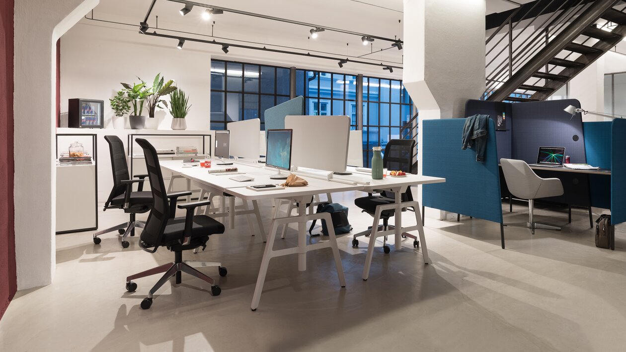 modern kantoor met 4 bureaus en loungewerkplekken
