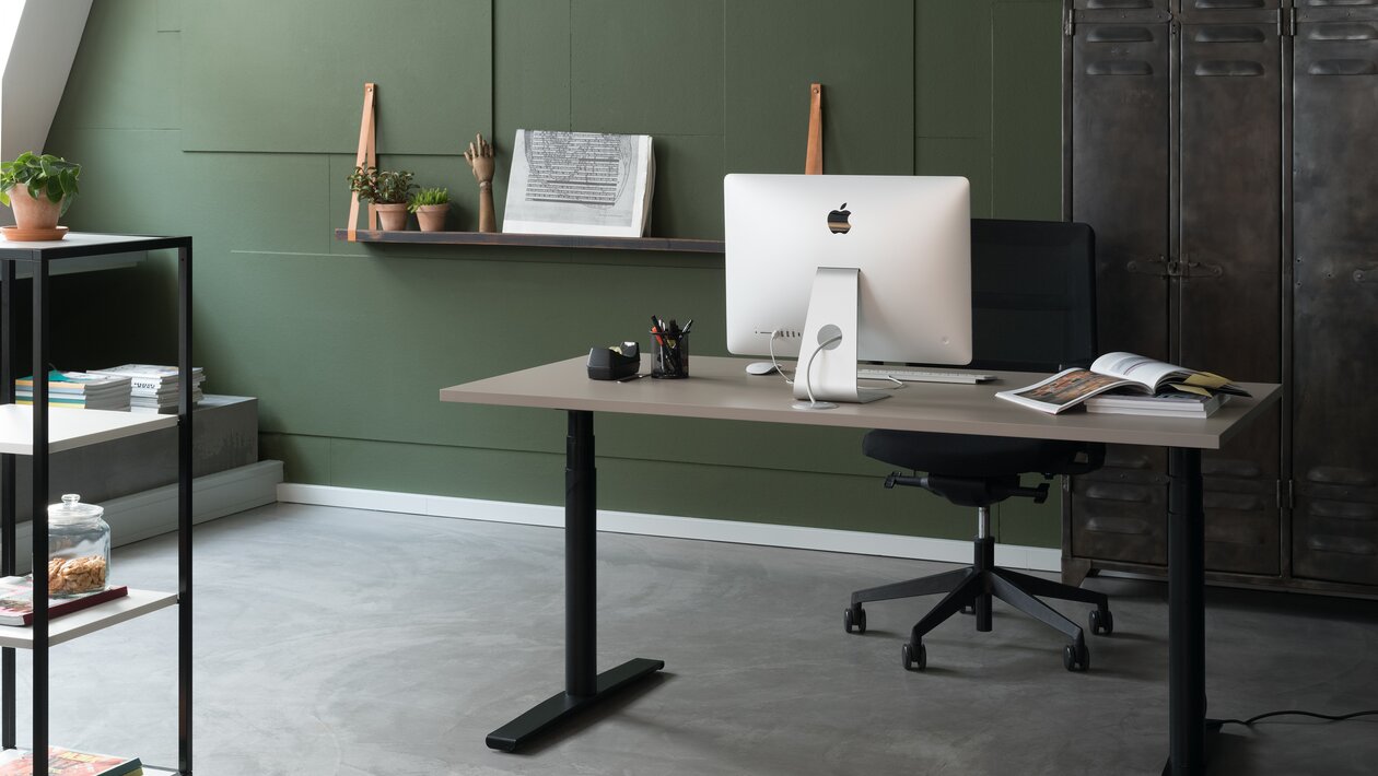 bureau avec réglage d'hauteur électrique dans une chambre verte