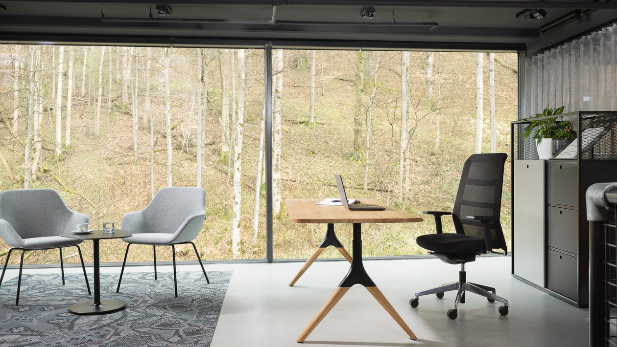 schönes Büro mit furniloop Schreibtisch und einen schwarzeb Drehstuhl 