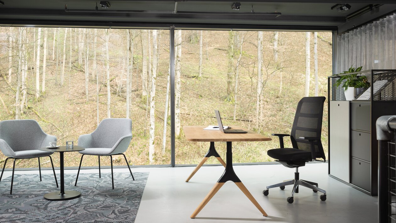 a beautiful office with furniloop office desk and a black swivel chair 