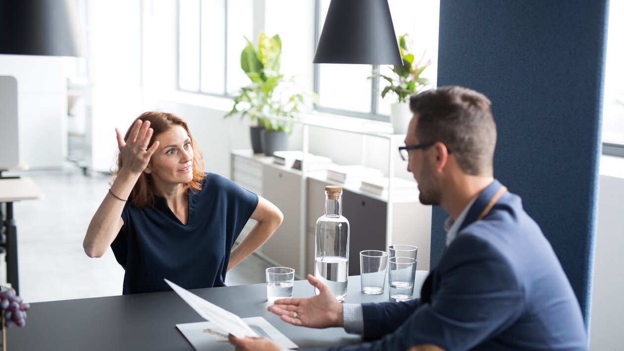 twee personen aan een vergadertafel