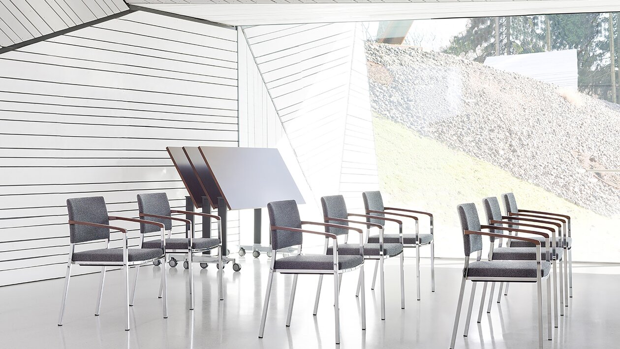 table sur roulettes avec platte repliée dans une salle de réunion