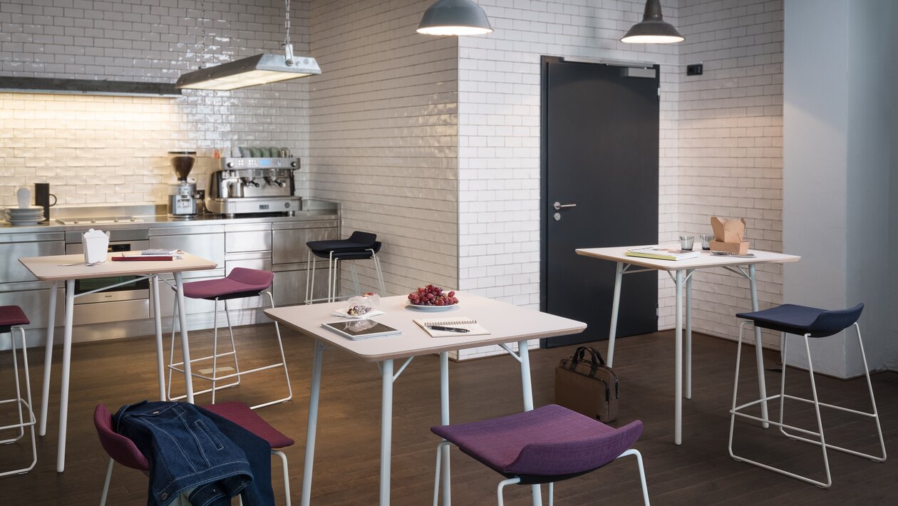 Barstühle in einer Kantine