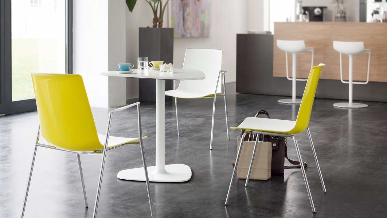 Gelb- weiße Cafeteriastühle in einer Cafeteria