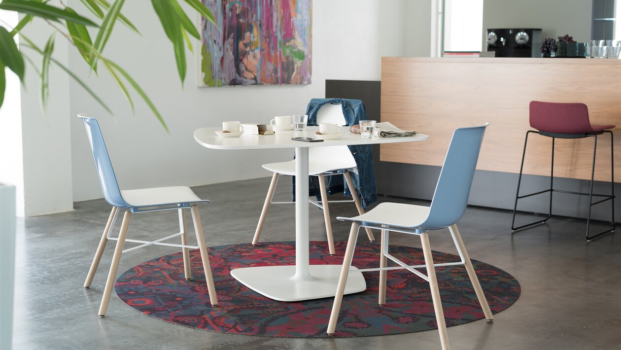 Stühle mit Holzfüßen in einem Café.