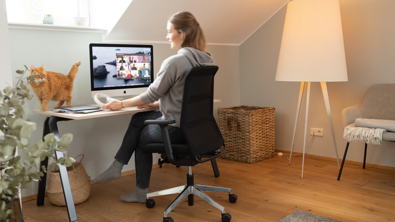 Home-Office mit Schreibtisch und Bürostuhl.