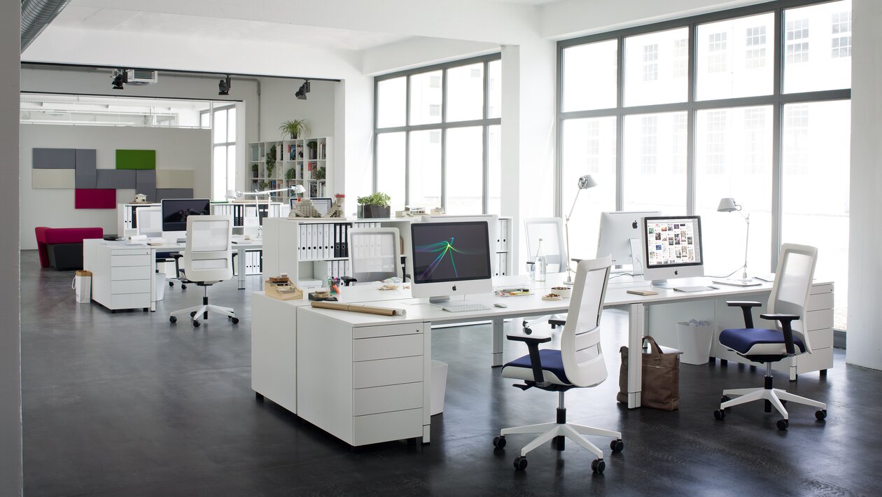 des chaises de bureau blanches dans un bureau