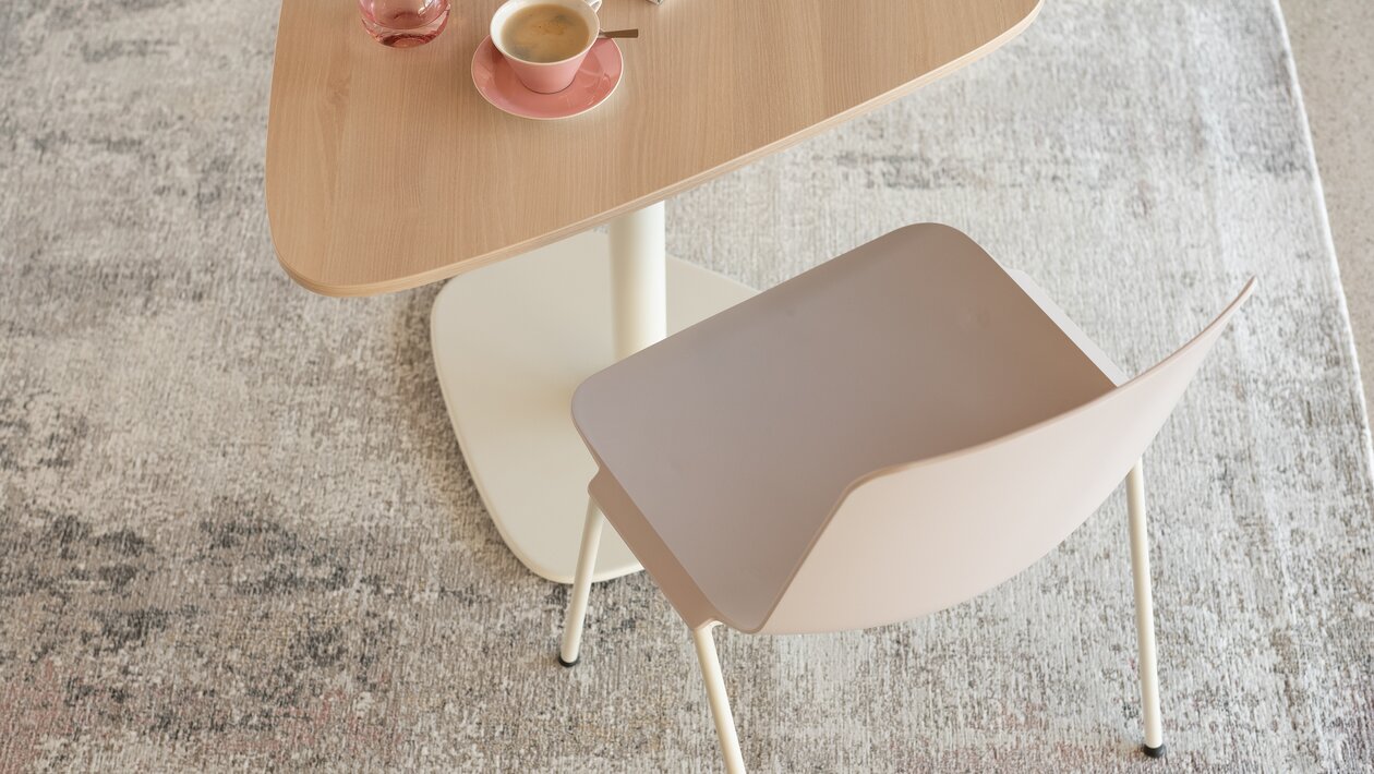 chaise gris-rose et une table de bistro vue d’en haut