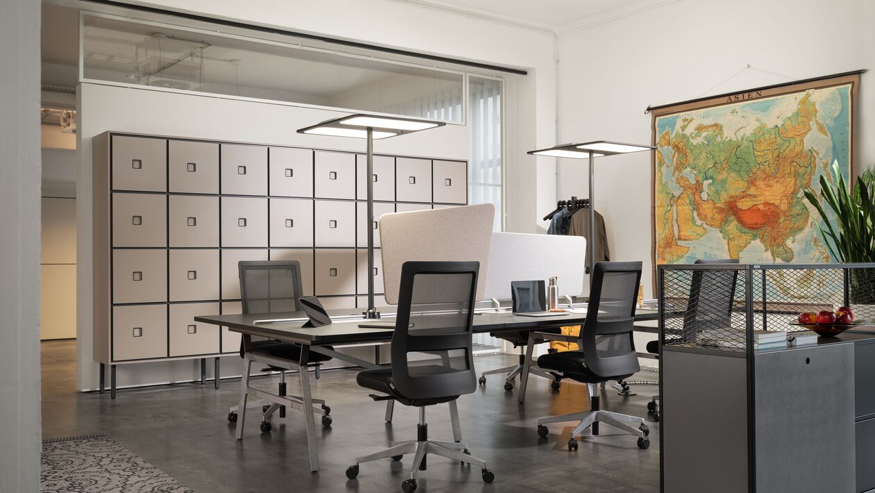 bureau moderne avec armoire à casiers verrouillables