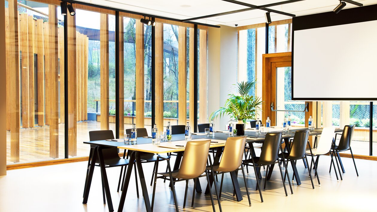 Conference room with black tables and black chairs. | © Arima Hotel in Donostia-San Sebastián (Spain)