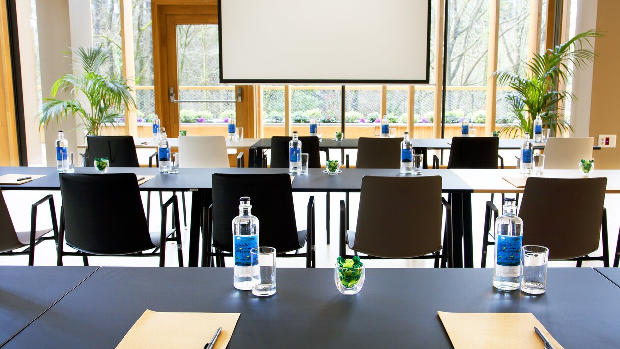 Close-up conferentietafels met stoelen en drankjes. | © Arima Hotel in Donostia-San Sebastián (Spain)