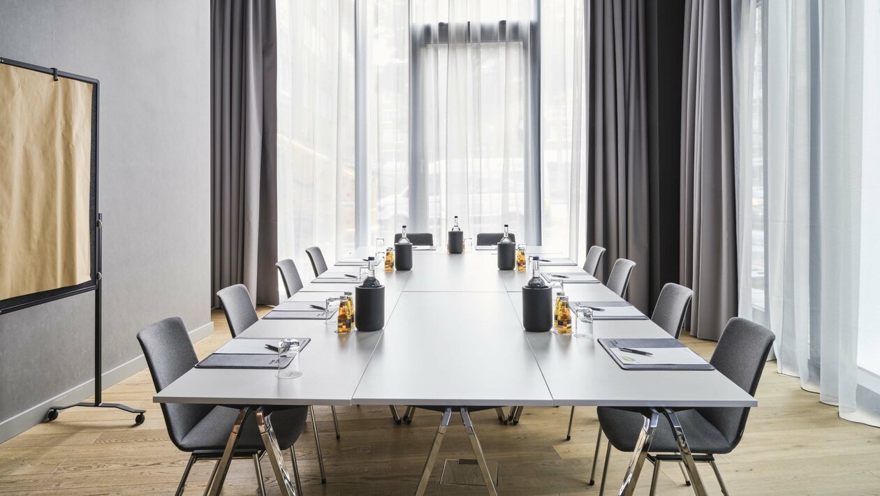 Konferenzraum mit einem Konferenztisch und Stühlen.