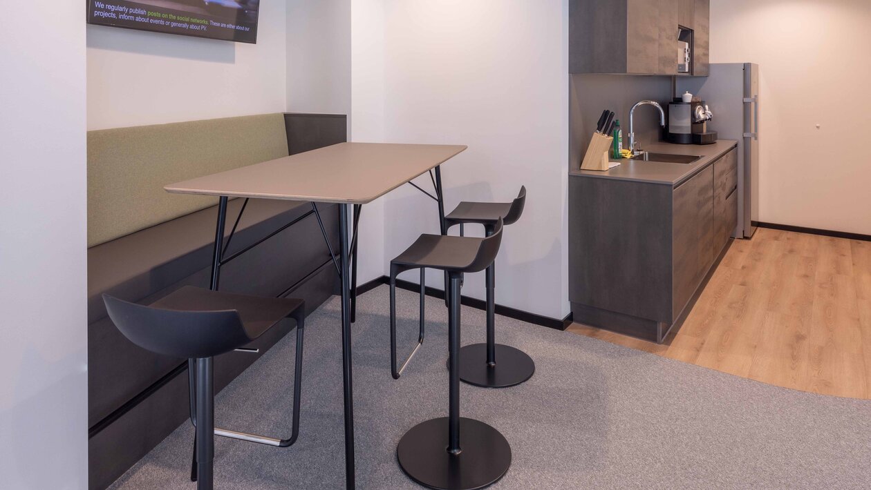 High table with black barstools in a kitchen.  | © Martin Zorn Photography