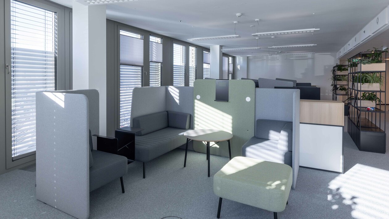 Collaboration area with green and gray lounge seating. | © Martin Zorn Photography