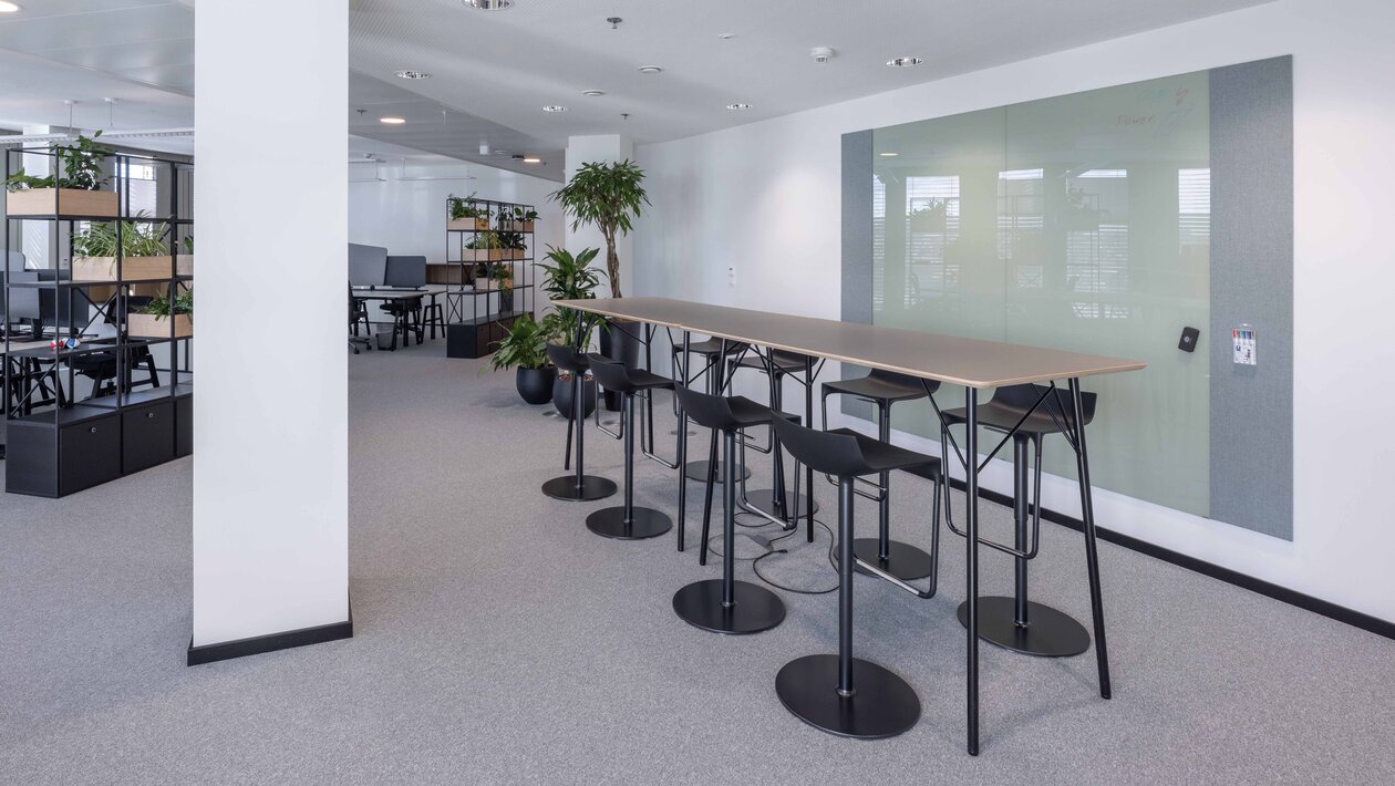 High table with black barstools. | © Martin Zorn Photography