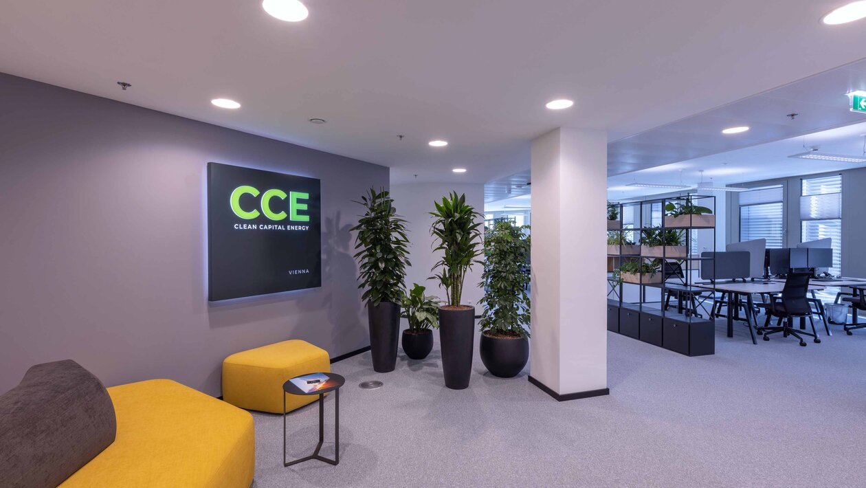 Entrance area with yellow lounge seating and a logo on the wall. | © Martin Zorn Photography