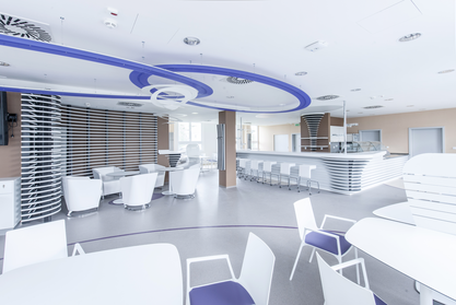 Cani Restaurant Gesamter Restaurantbereich inklusive Bar. In weiß gehalten mit violetter LED-Beleuchtung.