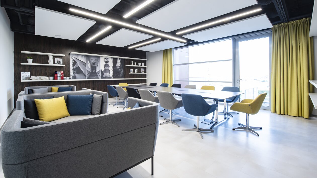 Conferentieruimte met bont gekleurde stoelen en sofa's