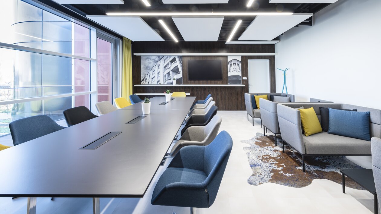 Conferentieruimte met bont gekleurde stoelen en sofa's