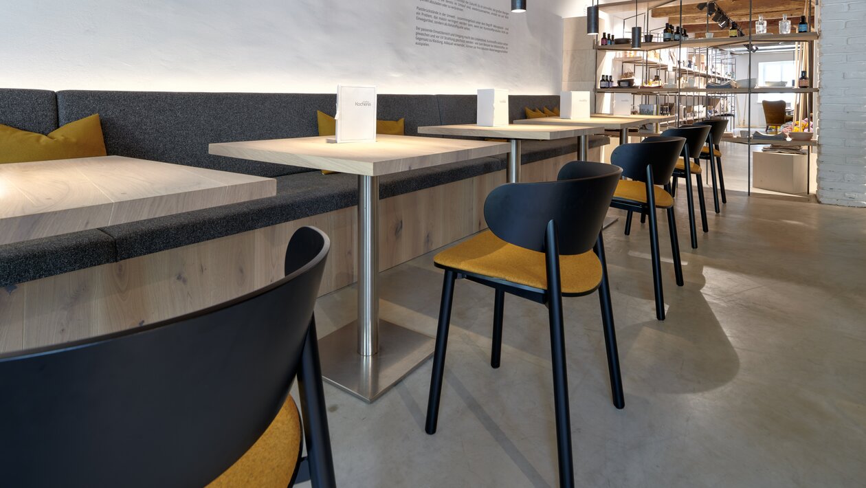 Stuhlreihe in einem Cafébereich. | © raumpixel.at