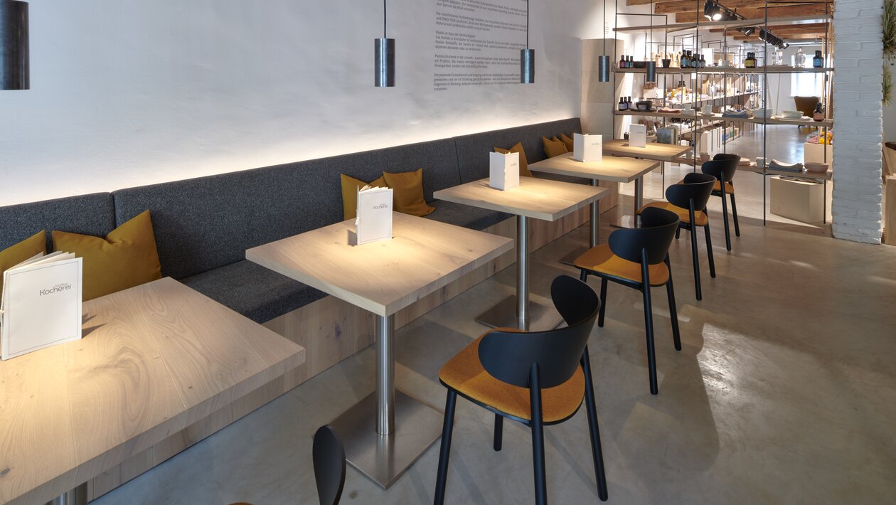 Rangée de chaises dans un café | © raumpixel.at