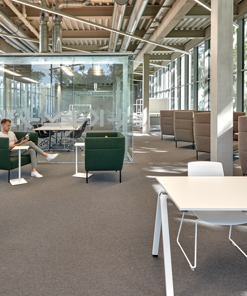 JKU Learning Center | © raumpixel Person sitzt auf grünem Polstermöbel element und liest. | © raumpixel