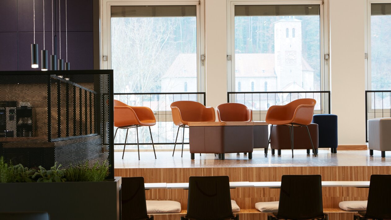 Orange lounge chairs in a canteen. | © Peter Becker GmbH