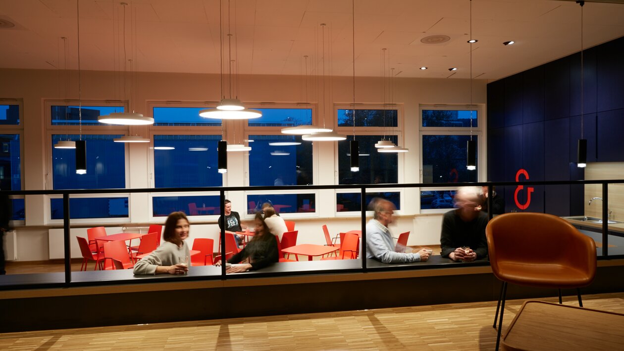 Pratende mensen in een bedrijfsrestaurant | © Peter Becker GmbH