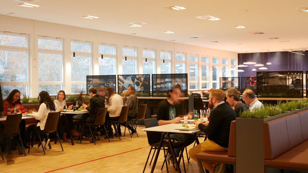 bedrijfsrestaurant met etende mensen | © Peter Becker GmbH