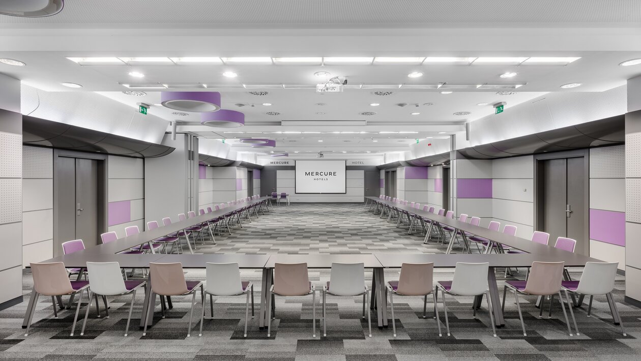 A seminar room where the tables have been organised in a big U. 