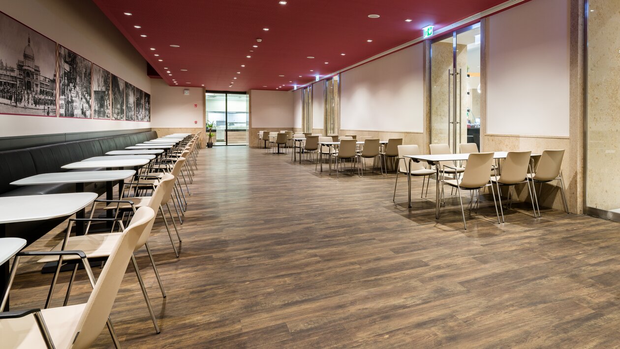 Bistro avec plafond rouge et parquet | © Gellért Áment