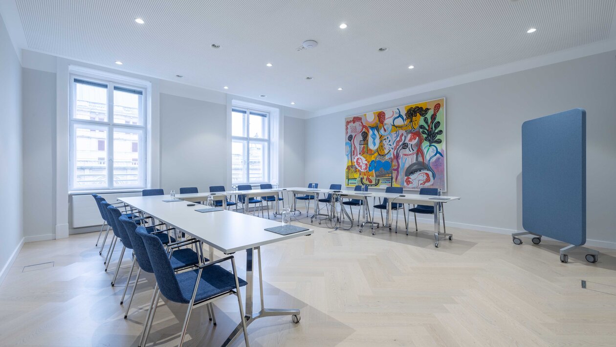 Salle de conférence avec des chaises bleues | © Martin Zorn Photography