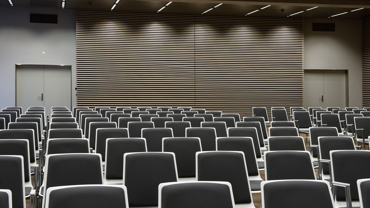 Enregistrement détaillé d’une rangée de chaises noir et blanc.  | © Pichler Fotografen, Urs Pichler