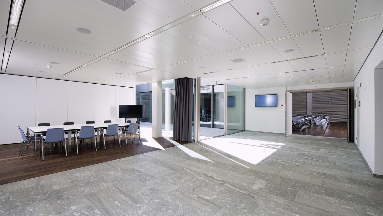 White meeting table with blue chairs. | © Pichler Fotografen, Urs Pichler