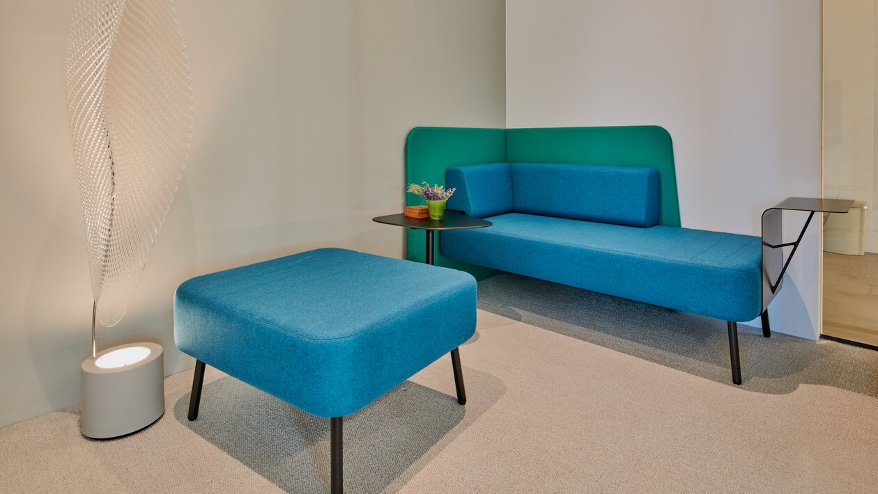 poste de travail lounge bleu dans un silentroom | © raumpixel.at