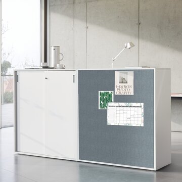 armoire à portes coulissantes blanc pour bureau dont l'arrière avec revêtement tissu insonorisé, à punaiser
