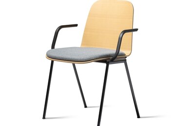 Holzstuhl mit Armlehnen und grau gepolstertem Sitz.