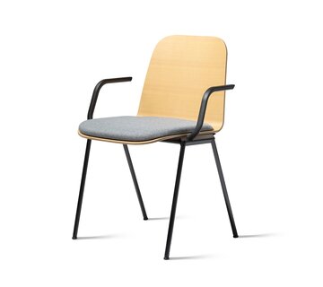 vierpootsstoel met houten zitschaal en armleuningen