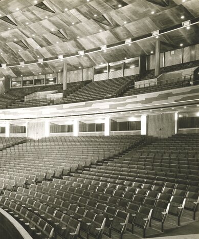 Salzburger Festspielhaus im Jahre 1960.