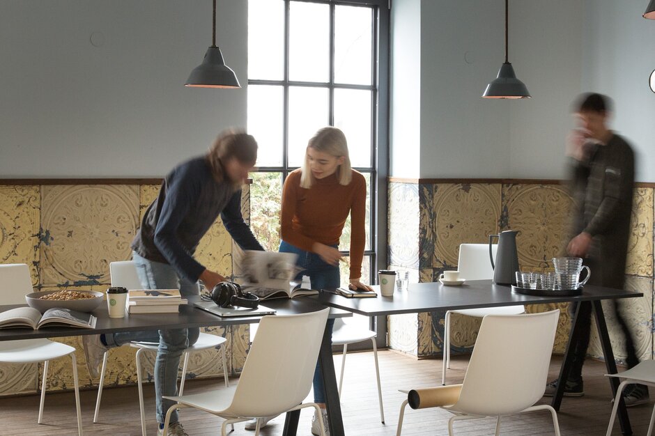 Trois personnes en discussion à une table