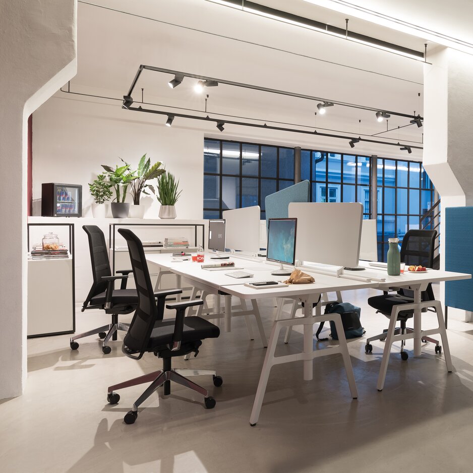 bureau moderne avec 4 bureaux et aires de travail
